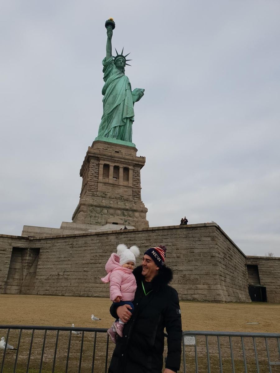Pedro con Kiara en la Estatua de la Libertad